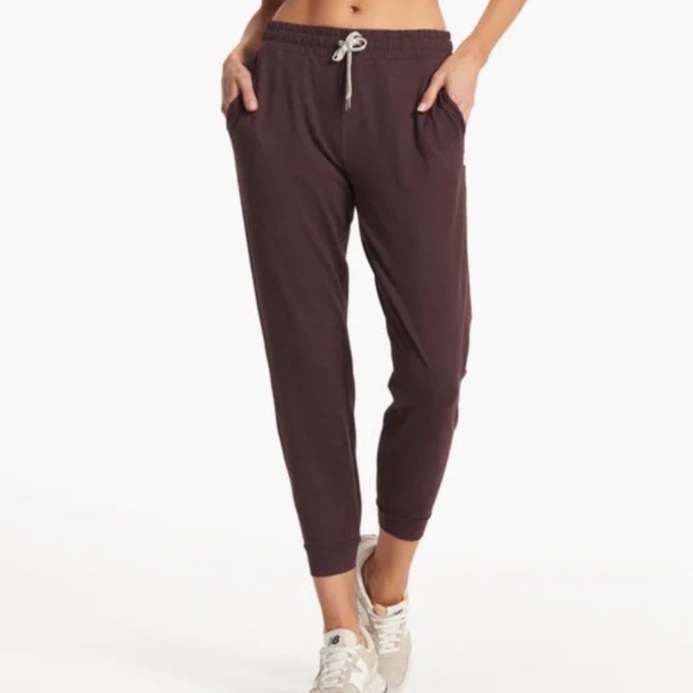 Vuori Women‎ Performance Joggers In Mahogany Heather Size XS